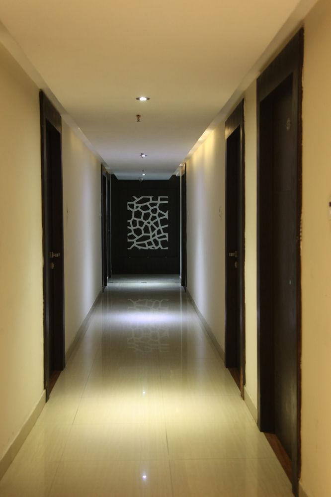 Oyo 905 Galaxy View Hotel Allāhābād Junction エクステリア 写真